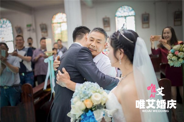 教堂婚礼的含义 ,北京婚庆策划  新(xīn)娘父亲带新(xīn)娘进教堂